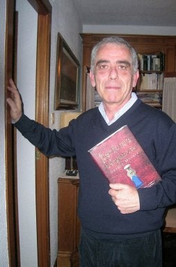 José Luis Gastón Morata, en su casa. / ANTONIO ARENAS