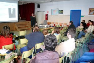 REUNIÓN. Raquel Martínez explica a los padres de alumnos del colegio Ramón y Cajal. / A. F. V.