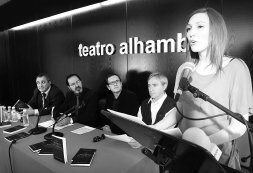 La actriz Verónica Larios leyó un fragmento de la obra premiada durante la presentación. / LUCÍA RIVAS
