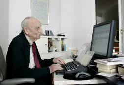 Francisco Ayala, de 103 años, en su ordenador. / IDEAL  Ramiro Pinilla, de 84, lee unas notas. / FERNANDO GÓMEZ  Artur Rubinstein se retiró a los 89 años. / AP  Manuel Alexandre, de 91 años, durante un rodaje. / EFE
