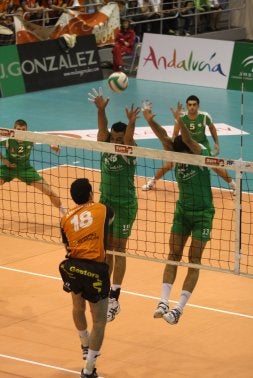 Anderson Giacomini, el MVP, supera el bloqueo de Cedeño y Barcala. / M. MANZANO