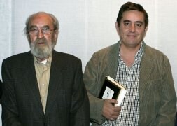 Ángel González y Luis García Montero. / EFE