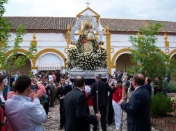Imagen de la Virgen a su salida de la ermita ./ J. A, G. M.