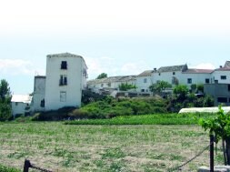 Las casas de esta aldea están unidas a las huertas verdes. /  S. C. Iglesia en el centro. / S. C. Plaza y calle. / S. C. Barrio bajo./ S.C.  Lavadero con arcos. / S. C.  Su iglesia.