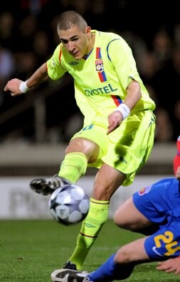 El delantero Karim Benzema durante un partido con el Olympique. / EFE
