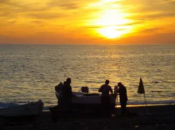 Puesta de sol sobre el mar de La Rábita en un atardecer veraniego. /RAFAEL GAN