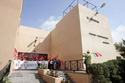 Una treintena de funcionarios, ayer a las puertas del centro penitenciario de Almería. / J.J. MULLOR