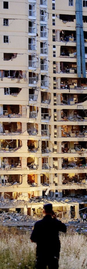 La casa cuartel de Burgos, tras el atentado. / REUTERS