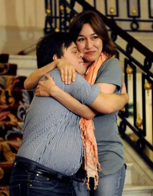 Pablo Pineda se abraza emocionado a Lola Dueñas tras conocerse sus galardones. / AFP
