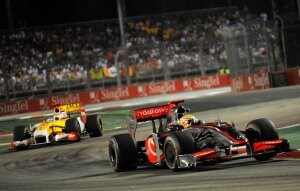 En un momento de la carrera Fernando Alonso llegó a ir segundo tras Hamilton, antes de su primera parada en boxes. /AFP