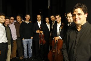 Juan Carlos Garvayo, primero por la derecha, junto a músicos y miembros de su equipo./LUCÍA RIVAS