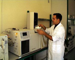 ANÁLISIS. Expertos de la Universidad de Almería investigan en los laboratorios del Campus. / IDEAL