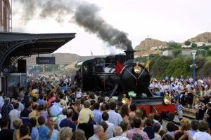 Llegada a Guadix de la vieja locomotora tras su restauración en 2001. /T. FANDILA