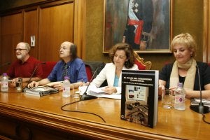 Magis Iglesias y Covadonga Porrúa presentaron el libro en el Salón de Plenos de la Diputación. / ÓSCAR GARCÍA