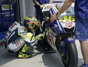 Valentino Rossi vigila su Yamaha para no fallar en Malasia./ AP