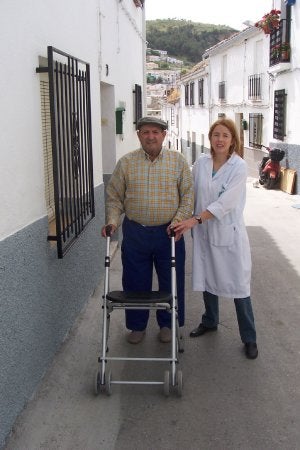 Un vecino es atendido por una cuidadora. /CHAPA