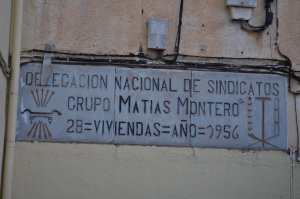 En el barrio de las Cuevas, de gran tradición socialista, aún perviven emblemas de la época franquista. /JOSÉ UTRERA
