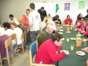 Los jóvenes elaboraron galletas y compartieron un desayuno con los mayores de Adra. :: L. M.