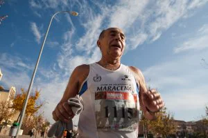 Pundonor. Manuel Legaza Gómez mira al objetivo mientras se esfuerza durante el recorrido de ayer. :: A. AGUILAR