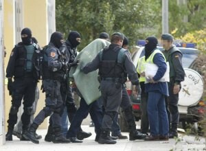Despliegue policial en Granada durante las detenciones practicadas en Cartuja en 2005. / GONZÁLEZ MOLERO