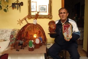 Sebastián Aguilar Arcos, muestra sus obras de metal en su casa. ::                             ALFREDO AGUILAR