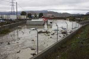 Dantesco. El aparcamiento de camiones de Transportes Paco Pérez, en la carretera de Playa Granada, se inundó al romperse un muro de contención de una acequia. El agua destrozó        decenas de vehículos  ::                             JAVIER MARTÍN