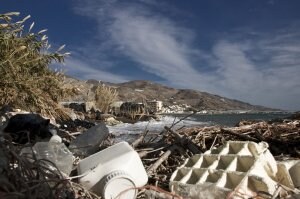 Botes de fitosanitarios, insecticidas, productos químicos, toneladas de plásticos y basura en la playa del Pozuelo. :: JAVIER MARTÍN