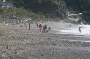 Tras la tempestad, la calma volvió ayer a las playas de Almuñécar. :: j. m. de haro