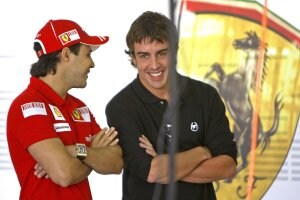 Fernando Alonso charla con su nuevo compañero, Felipe Massa. :: efe