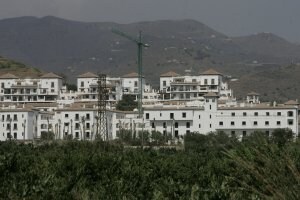 El hotel Cortijo de Andalucía, con su masa verde, se divisa desde la Nacional 340. ::                             JAVIER MARTÍN