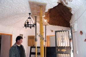 El interior de algunas cuevas han tenido que ser apuntaladas. ::                             TORCUATO FANDILA