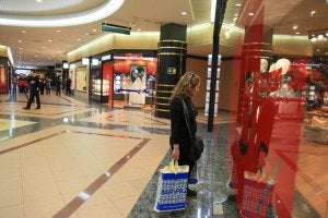 Vélez Málaga. Una clienta de la Costa pasea por el centro comercial El Ingenio de Vélez :: MARÍA ZAFRA