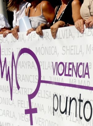 Un grupo de mujeres se manifiesta contra la violencia machista. ::                             IDEAL