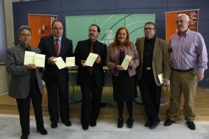 Responsables políticos y organizadores posan con el programa de la feria. ::
TOÑI MARTÍNEZ