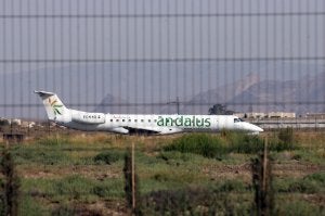 El avión 'Macael', de la compañía aérea Ándalus, aterrizado en el aeródromo de El Alquián. ::                             J. J. MULLOR