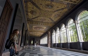 Los ciudadanos podrán visitar tres cuartas partes del palacio en un plazo de cinco meses. ::
EFE