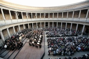 Imagen del concierto de aniversario de la Orquesta Ciudad de Granada en el Palacio de Carlos V. ::
GONZÁLEZ MOLERO