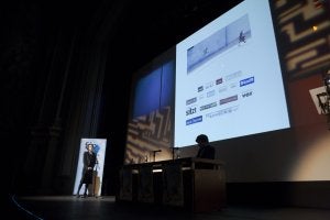 La premio Nobel de Literatura Herta Müller durante la lectura de sus 'collage' en el Teatro Isabel la Católica. ::                             ALFREDO AGUILAR