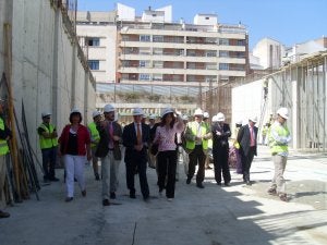 Plata, en el centro, con la alcaldesa y el delegado de la Junta, ayer en las obras del Museo Ibero. ::                             J. M. L.