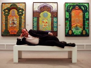 El 'creador de imágenes' granadino Manuel Ruiz Ruiz posa ante algunas de sus obras. ::                             GONZÁLEZ MOLERO