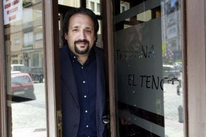 El cantante granadino, en su taberna, el antiguo restaurante Pepe Toro, en el que fue camarero durante doce años. ::
GONZÁLEZ MOLERO