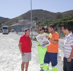 Trabajadores del tramo Puntalón-Carchuna, que tienen poca fe en volver pronto al tajo. :: S. RODRÍGUEZ