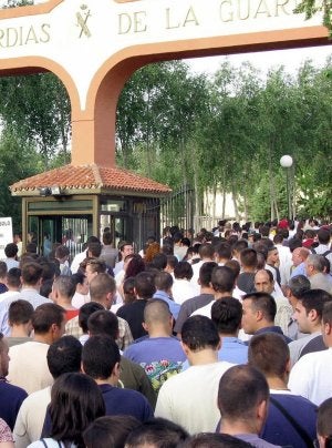 Imagen de archivo de la clásica aglomeración de aspirantes el día de exámenes en Baeza. ::                             IDEAL