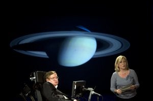 Stephen Hawking con su hija Lucy, en una conferencia que tuvo lugar en la Universidad George Washington, en la capital de EE UU. ::
AFP