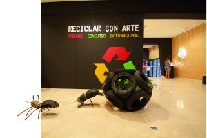 La obra 'Escarabajo pelotero' del artista Américo Parrilla recibió el premio del Área de Medio Ambiente. :: ALFREDO AGUILAR