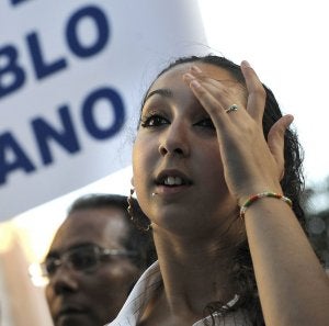 Una mujer gitana durante una manifestación en defensa del pueblo gitano. :: IDEAL