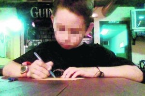 César, en una de sus últimas fotos con vida, escribe sobre un folio en un bar de La Coruña. :: EL CORREO GALLEGO