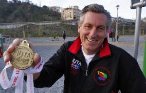 Portentoso. Roberto Lendaro muestra la medalla que acredita su exitosa participación en el doble decaironman. :: RAMÓN L. PÉREZ