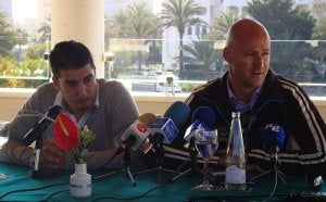 Julio Velázquez y Kike Burgos, en sus despedidas como técnico y director deportivo celestes, respectivamente. :: JOSÉ ANTONIO SÁNCHEZ