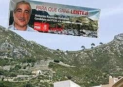 En la plaza de Lentegí siguen colgados los carteles de las tres candidatura a las municipales . :: J. MARTÍN